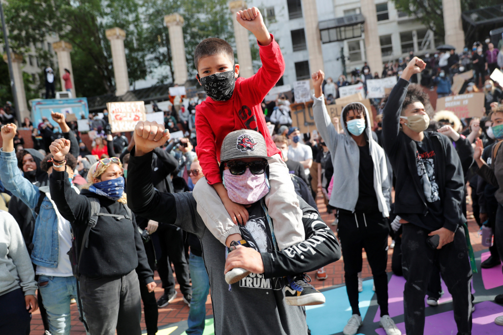 Protesters rally against the death in Minneapolis police custody of George Floyd, in Portland, Oregon, U.S. May 31, 2020. Picture taken May 31, 2020. REUTERS/Terray Sylvester [[[REUTERS VOCENTO]]] MINNEAPOLIS-POLICE/PROTESTS-PORTLAND