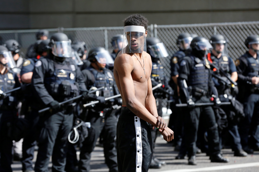A protester rallies against the death in Minneapolis police custody of George Floyd, in Portland, Oregon, U.S. May 31, 2020. Picture taken May 31, 2020. REUTERS/Terray Sylvester [[[REUTERS VOCENTO]]] MINNEAPOLIS-POLICE/PROTESTS-PORTLAND