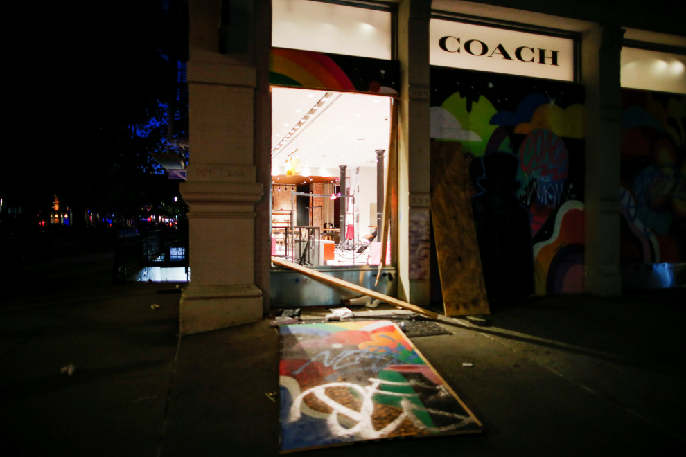 Interior view of a Coach store which was looted by some protesters after they participated in a march against the death in Minneapolis police custody of George Floyd, in the Manhattan borough of New York City, U.S., June 1, 2020. REUTERS/Eduardo Munoz [[[REUTERS VOCENTO]]] MINNEAPOLIS-POLICE/PROTESTS-NEW YORK