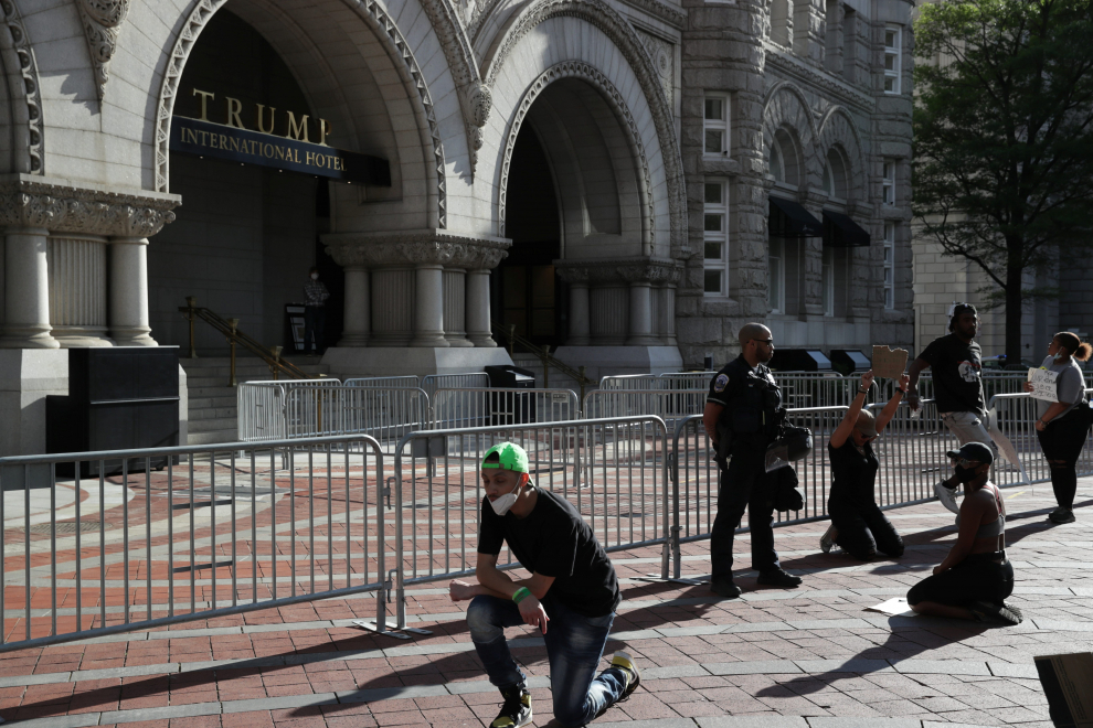 Protesters kneel in front of law enforcement officers during a rally against the death in Minneapolis police custody of George Floyd, at the Trump International Hotel in Washington, D.C., U.S. May 31, 2020.  REUTERS/Jonathan Ernst [[[REUTERS VOCENTO]]] MINNEAPOLIS-POLICE/PROTESTS