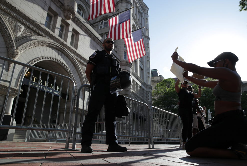 Protesters kneel in front of law enforcement officers during a rally against the death in Minneapolis police custody of George Floyd, at the Trump International Hotel in Washington, D.C., U.S. May 31, 2020.  REUTERS/Jonathan Ernst [[[REUTERS VOCENTO]]] MINNEAPOLIS-POLICE/PROTESTS