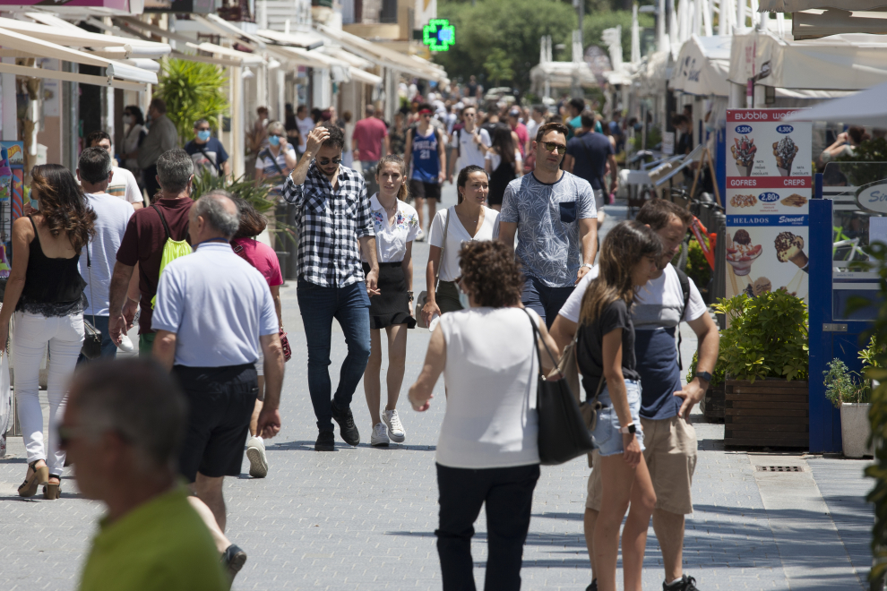 Control de aforo e informadores en los primeros días de playa en Salou, Cambrils o Comarruga.