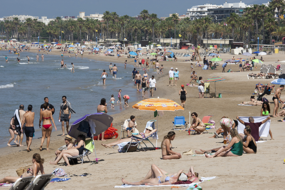 Control de aforo e informadores en los primeros días de playa en Salou, Cambrils o Comarruga.