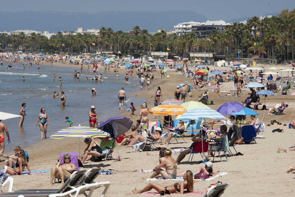 Control de aforo e informadores en los primeros días de playa en Salou, Cambrils o Comarruga.