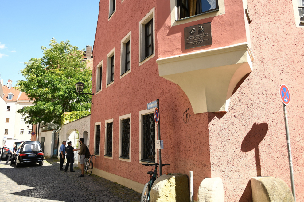 Un coche fúnebre llega a la vivienda de Georg Ratzinger, en Regensburg, Alemania.