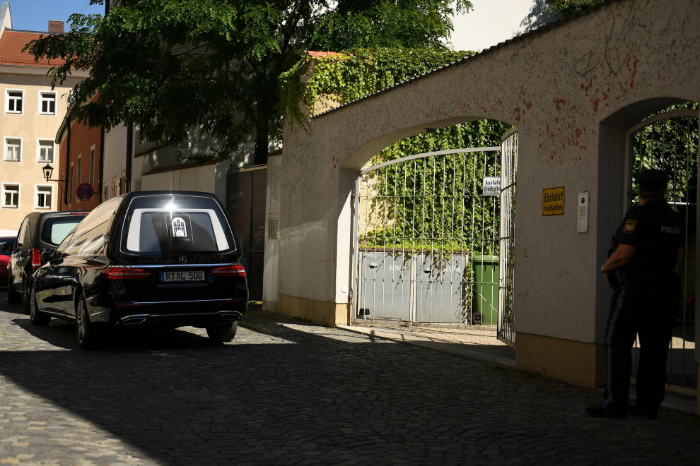 Un coche fúnebre llega a la vivienda de Georg Ratzinger, en Regensburg, Alemania.