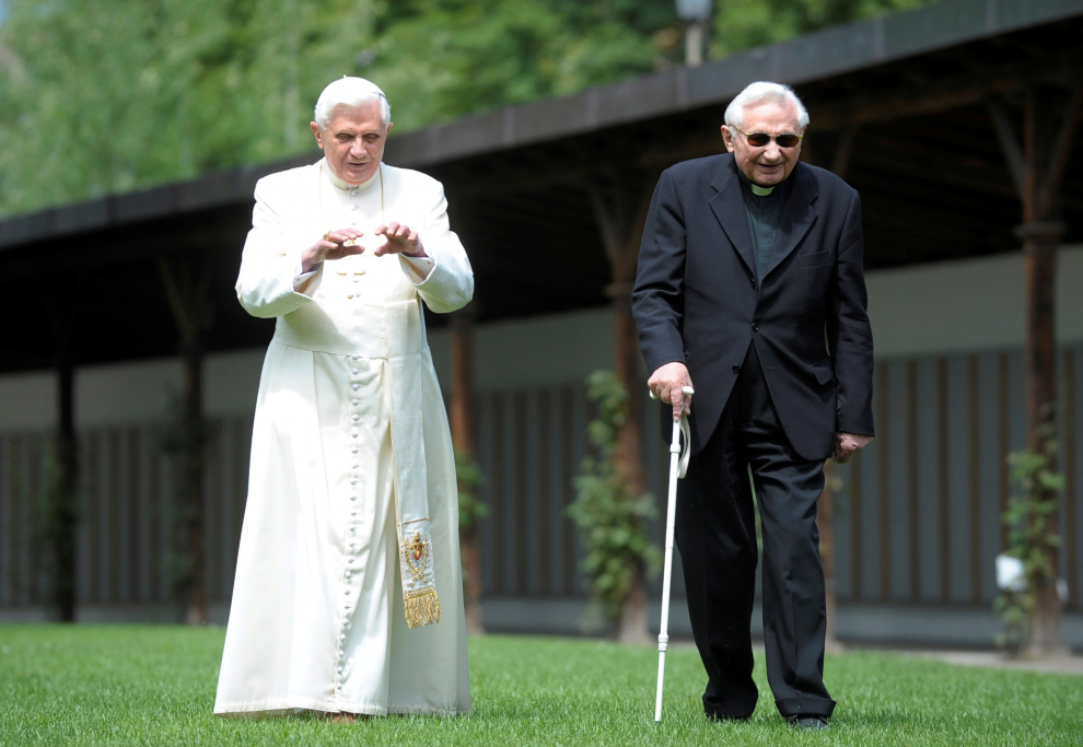 Benedicto XVI pasea con su hermano en Georg en Bressanone, el 31 de abril de.2008.