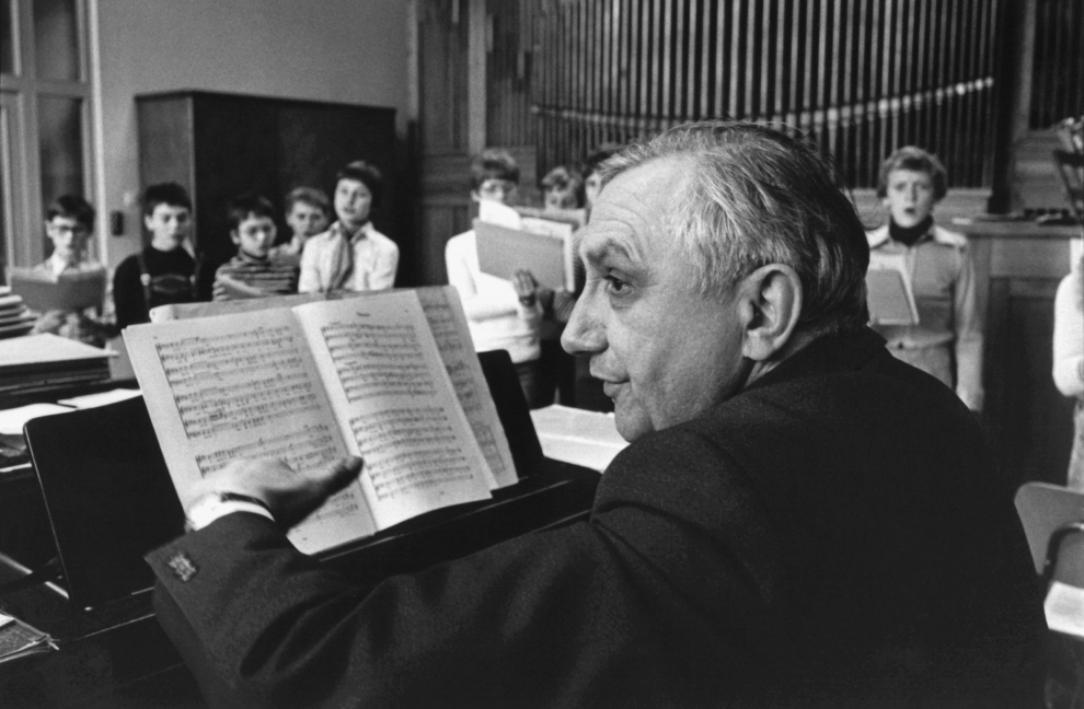 Georg Ratzinger, en noviembre de 1989 durante un ensayo del coro de la catedral de Ratisbona Domspatzen, del que fue director.
