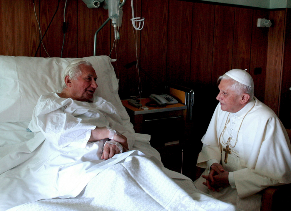Benedicto XVI visita a su hermano Georg, ingresado en el hospital Gemelli de Roma, el 5 de agosto de 2005.