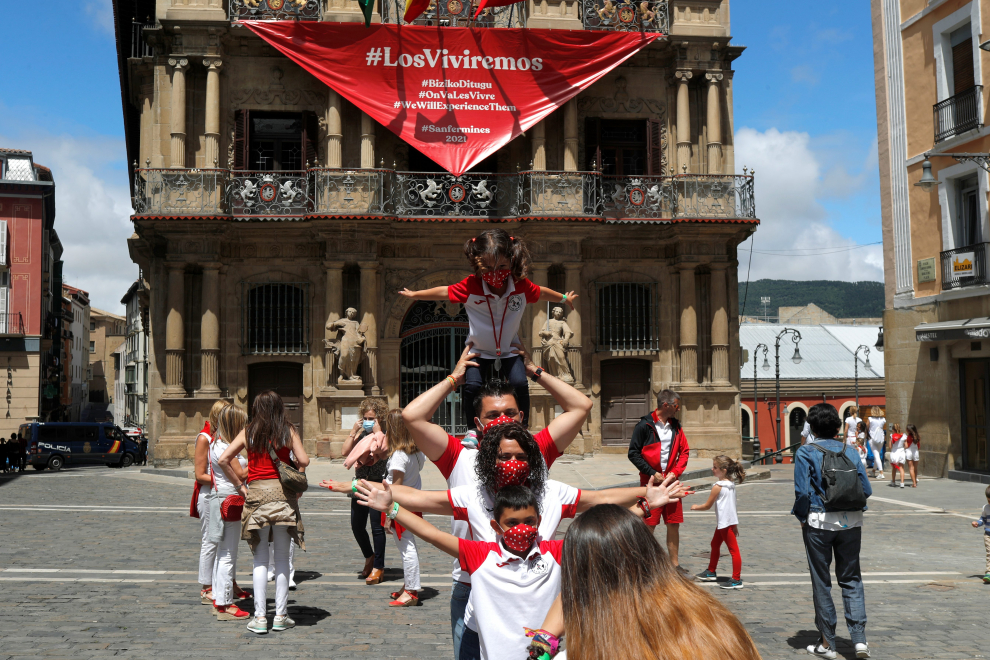 People pose for a picture in front of the town hall where the firing of "chupinazo", which opens the San Fermin festival that was cancelled due to the coronavirus disease (COVID-19) outbreak, should have taken place, in Pamplona, Spain July 6, 2020. REUTERS/Jon Nazca [[[REUTERS VOCENTO]]] HEALTH-CORONAVIRUS/SPAIN-BULLS