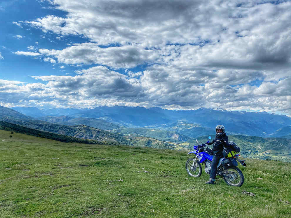 El pirineo se puede recorrer en moto.