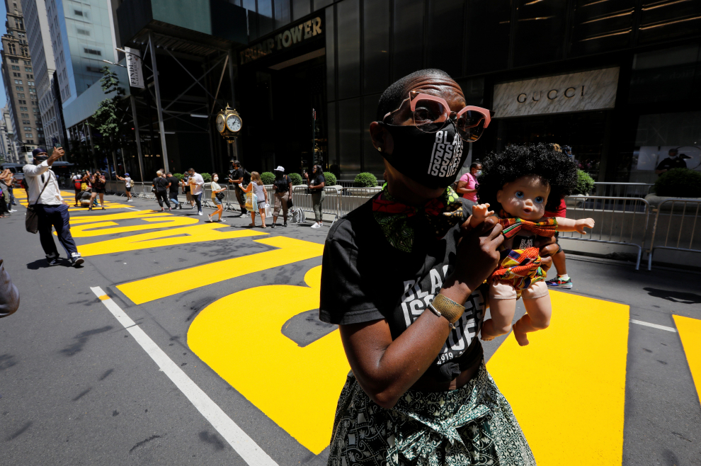Two men demonstrate as people gather around the newly painted "Black Lives Matter" mural along 5th Avenue outside Trump Tower in the Manhattan borough of New York City, New York, U.S., July 9, 2020. REUTERS/Mike Segar [[[REUTERS VOCENTO]]] GLOBAL-RACE/TRUMP TOWER MURAL