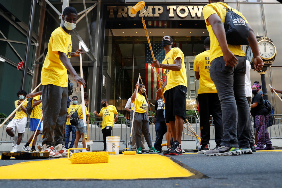 People gather around the newly painted "Black Lives Matter" mural along 5th Avenue outside Trump Tower in the Manhattan borough of New York City, New York, U.S., July 9, 2020. REUTERS/Mike Segar [[[REUTERS VOCENTO]]] GLOBAL-RACE/TRUMP TOWER MURAL
