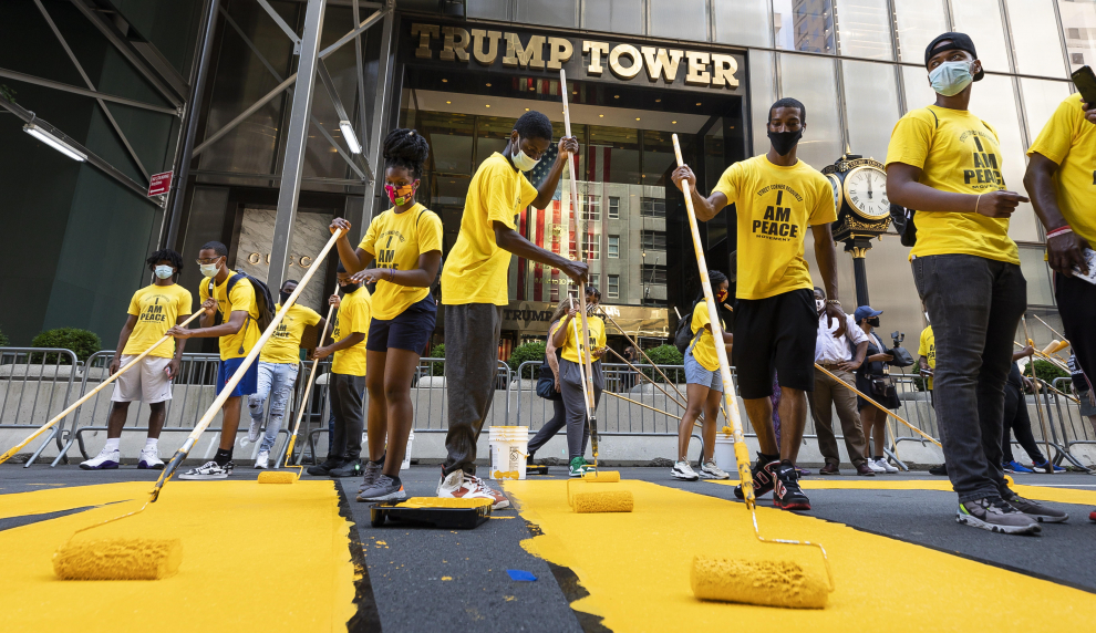 Nueva York pinta un mural de "Black Lives Matter" frente a la Torre Trump