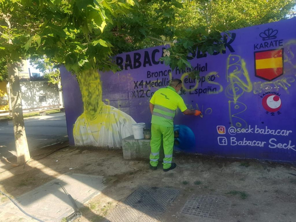Las pintadas nazis y racistas aparecieron en un mural que le habían dedicado en el barrio Oliver de Zaragoza donde reside. El Ayuntamiento de Zaragoza ha anunciado que promoverá el repintado del mismo tras retirar las pintadas.
