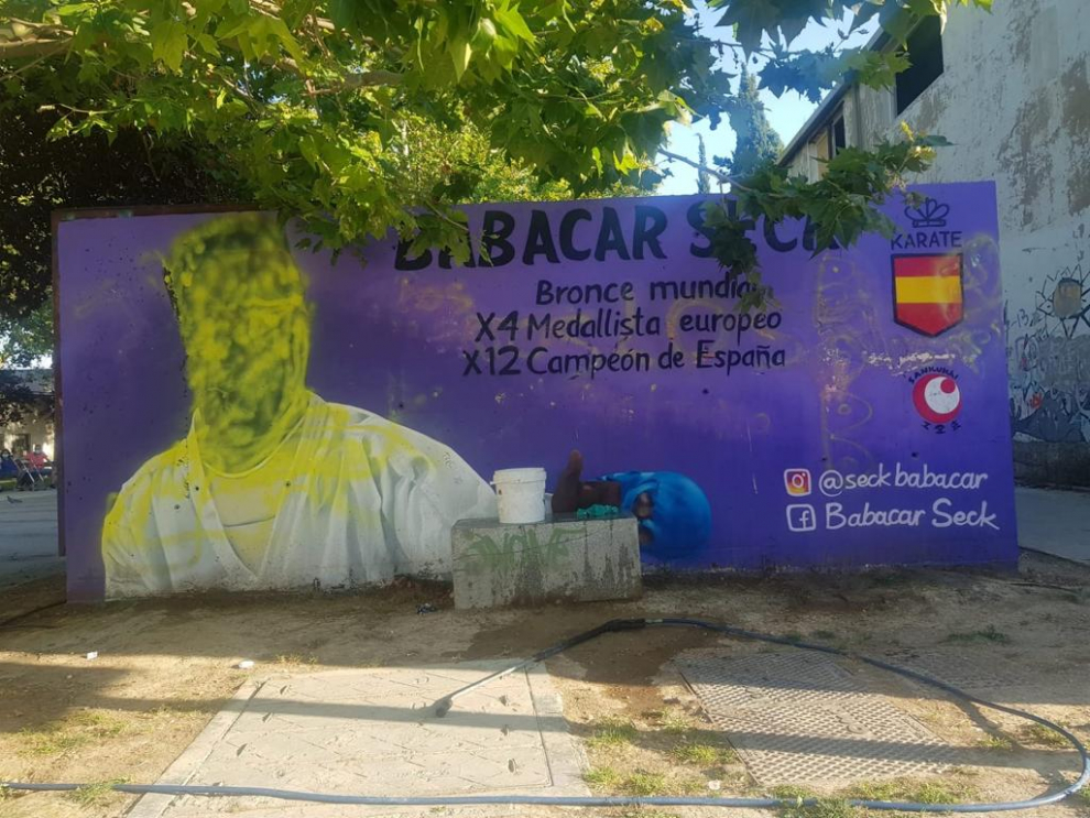 Las pintadas nazis y racistas aparecieron en un mural que le habían dedicado en el barrio Oliver de Zaragoza donde reside. El Ayuntamiento de Zaragoza ha anunciado que promoverá el repintado del mismo tras retirar las pintadas.