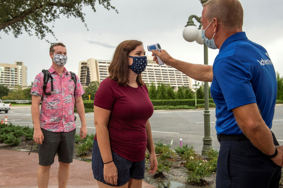 Este sábado han abierto dos de los grandes parques temáticos de Orlando, un hecho que coincide con la creciente amenaza de la covid-19.