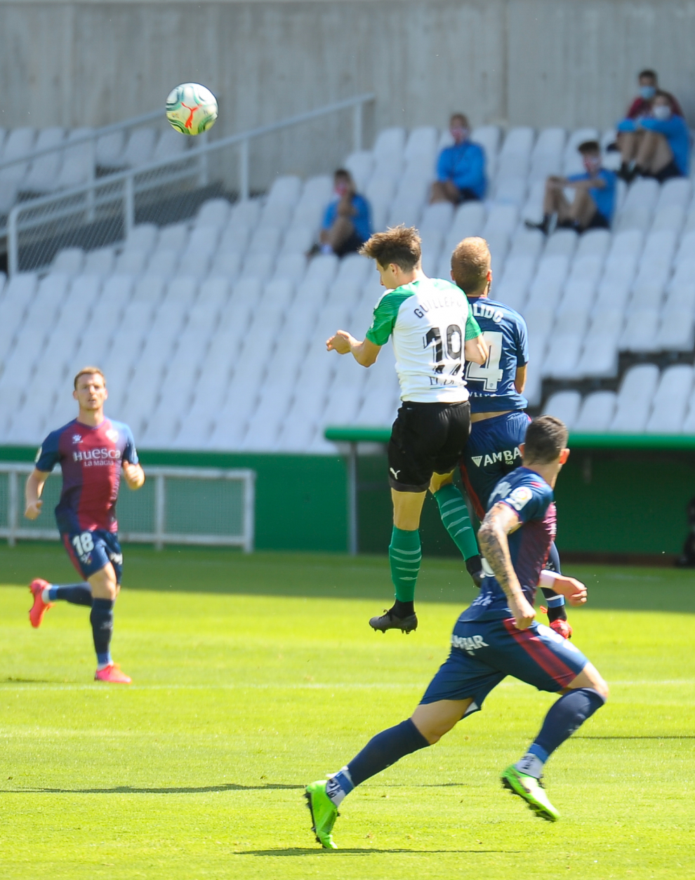 Partido del Racing de Santander contra la SD Huesca, en El Sardinero.