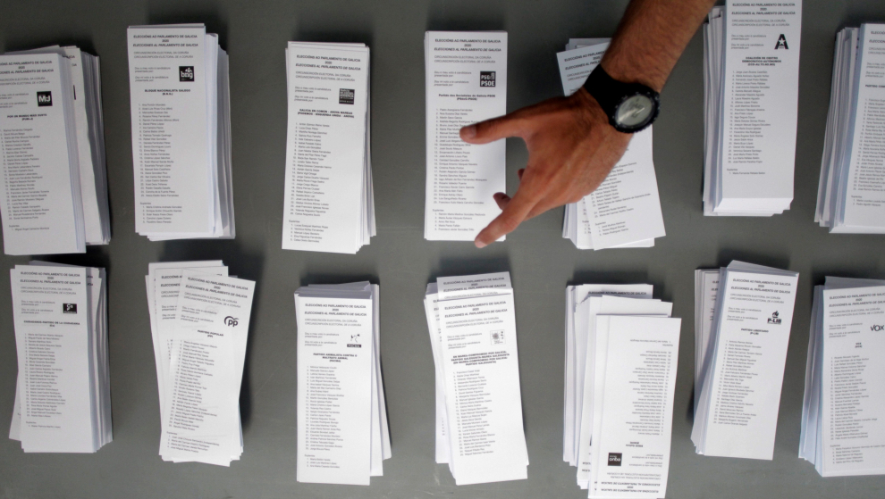 Papeletas en un colegio electoral en Monte Alto, A Coruña