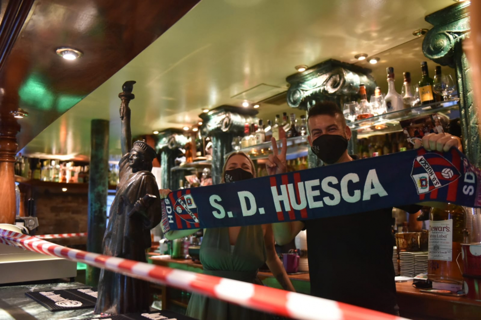 Ambiente en los bares de Huesca durante el partido.