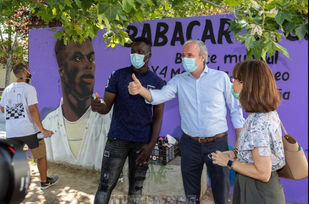 El alcalde de Zaragoza y el karateka Babacar Seck visitan el mural en el Barrio Oliver