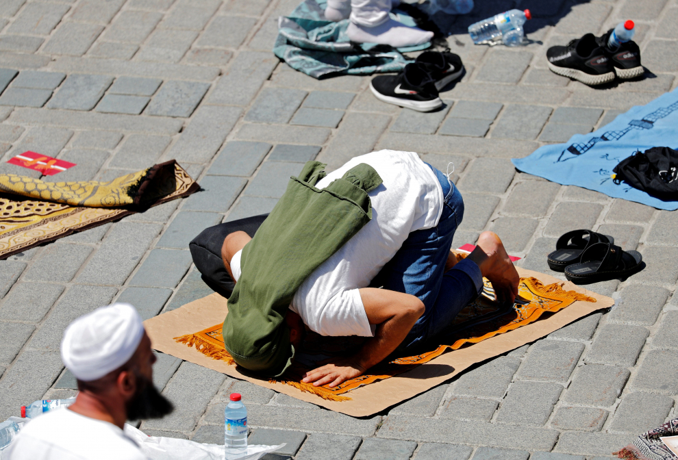 Muslims attend Friday prayers outside Hagia Sophia Grand Mosque, for the first time after it was once again declared a mosque after 86 years, in Istanbul, Turkey, July 24, 2020. REUTERS/Murad Sezer [[[REUTERS VOCENTO]]] TURKEY-HAGIASOPHIA/