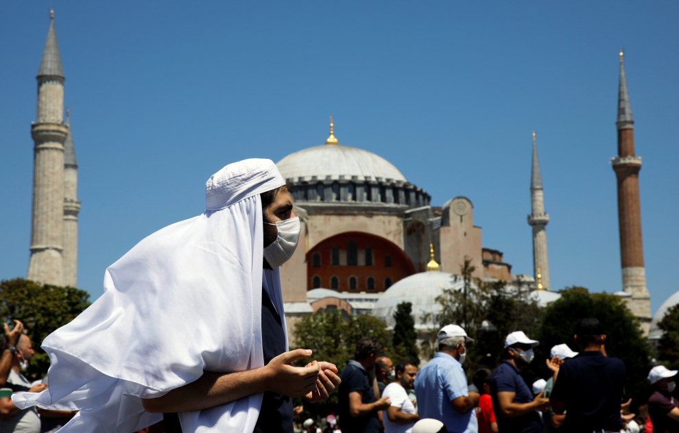 A muslim attends Friday prayers outside Hagia Sophia Grand Mosque, for the first time after it was once again declared a mosque after 86 years, in Istanbul, Turkey, July 24, 2020. REUTERS/Murad Sezer [[[REUTERS VOCENTO]]] TURKEY-HAGIASOPHIA/