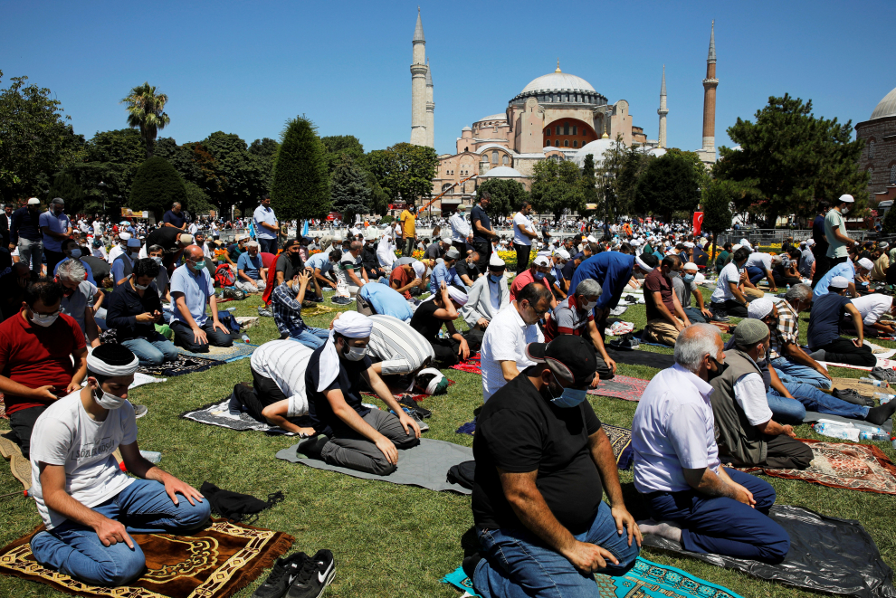 Muslims attend Friday prayers while practicing social distancing outside Hagia Sophia Grand Mosque, for the first time after it was once again declared a mosque after 86 years, in Istanbul, Turkey, July 24, 2020. REUTERS/Murad Sezer [[[REUTERS VOCENTO]]] TURKEY-HAGIASOPHIA/