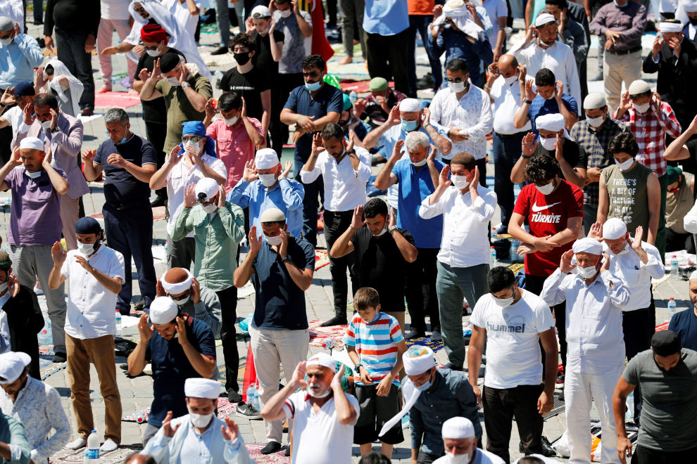 Muslims attend Friday prayers outside Hagia Sophia Grand Mosque, for the first time after it was once again declared a mosque after 86 years, in Istanbul, Turkey, July 24, 2020. REUTERS/Umit Bektas     TPX IMAGES OF THE DAY [[[REUTERS VOCENTO]]] TURKEY-HAGIASOPHIA/