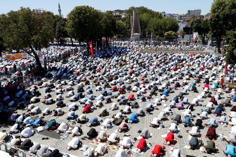 Muslims attend Friday prayers outside Hagia Sophia Grand Mosque, for the first time after it was once again declared a mosque after 86 years, in Istanbul, Turkey, July 24, 2020. REUTERS/Murad Sezer [[[REUTERS VOCENTO]]] TURKEY-HAGIASOPHIA/