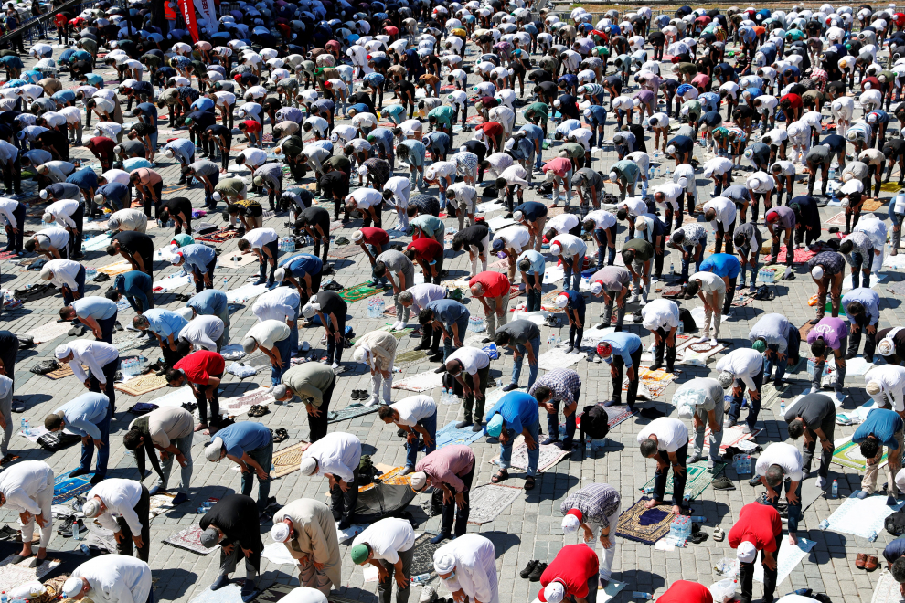 Muslims attend Friday prayers outside Hagia Sophia Grand Mosque, for the first time after it was once again declared a mosque after 86 years, in Istanbul, Turkey, July 24, 2020. REUTERS/Murad Sezer [[[REUTERS VOCENTO]]] TURKEY-HAGIASOPHIA/