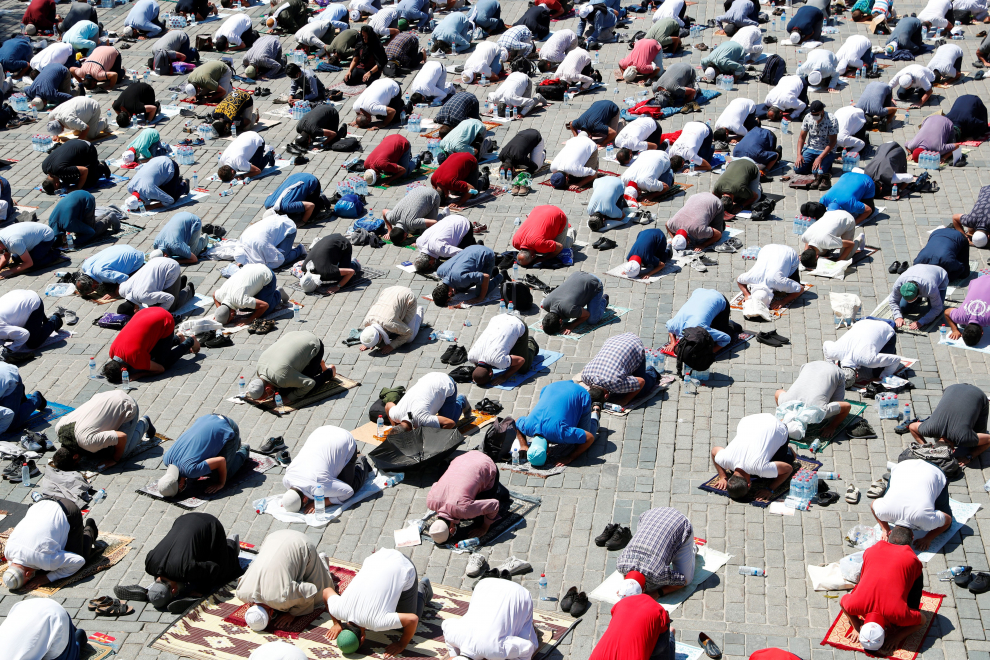 Muslims attend Friday prayers outside Hagia Sophia Grand Mosque, for the first time after it was once again declared a mosque after 86 years, in Istanbul, Turkey, July 24, 2020. REUTERS/Murad Sezer [[[REUTERS VOCENTO]]] TURKEY-HAGIASOPHIA/