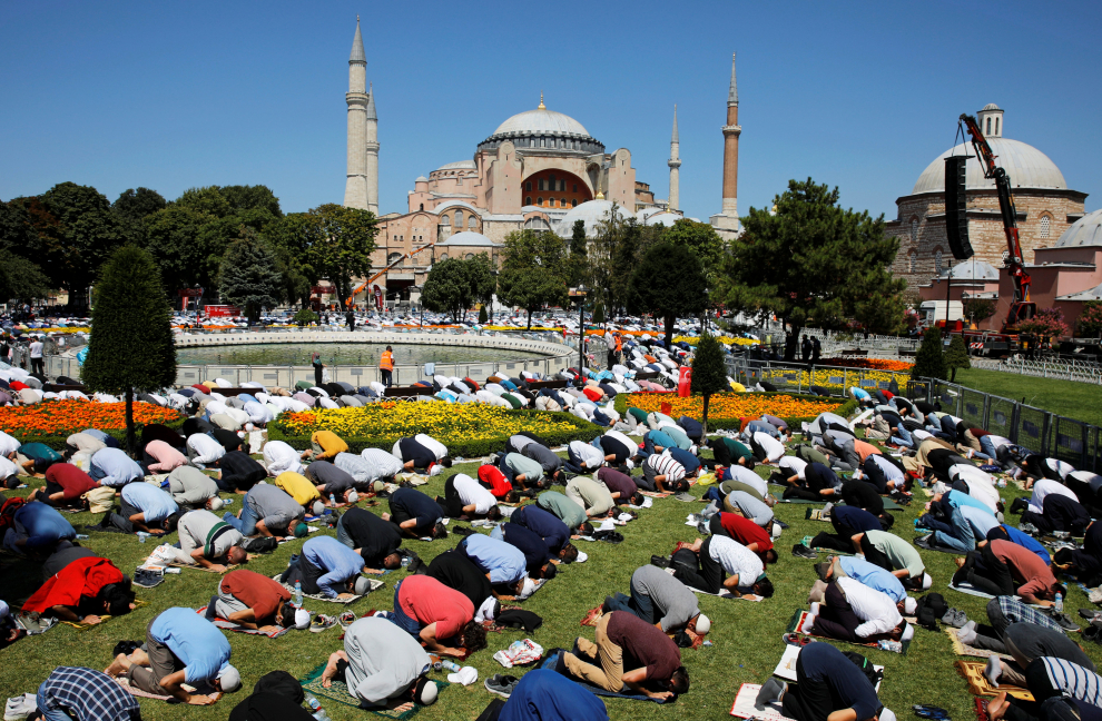 Muslims attend Friday prayers outside Hagia Sophia Grand Mosque, for the first time after it was once again declared a mosque after 86 years, in Istanbul, Turkey, July 24, 2020. REUTERS/Murad Sezer [[[REUTERS VOCENTO]]] TURKEY-HAGIASOPHIA/