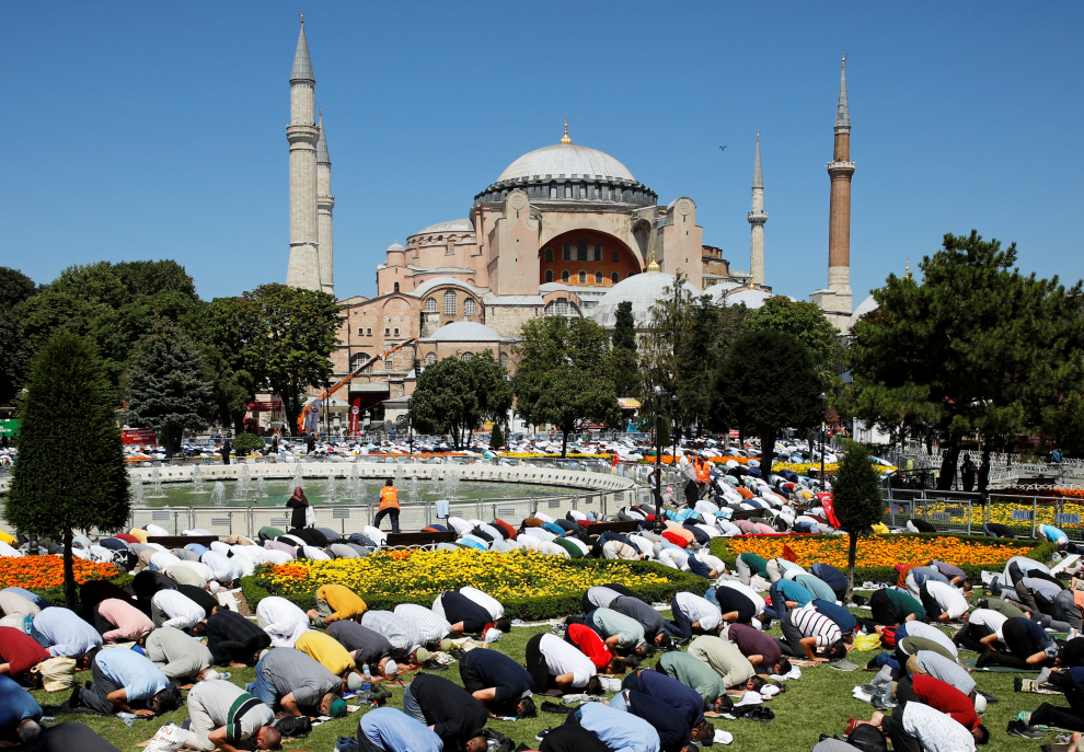 Muslims attend Friday prayers outside Hagia Sophia Grand Mosque, for the first time after it was once again declared a mosque after 86 years, in Istanbul, Turkey, July 24, 2020. REUTERS/Umit Bektas [[[REUTERS VOCENTO]]] TURKEY-HAGIASOPHIA/