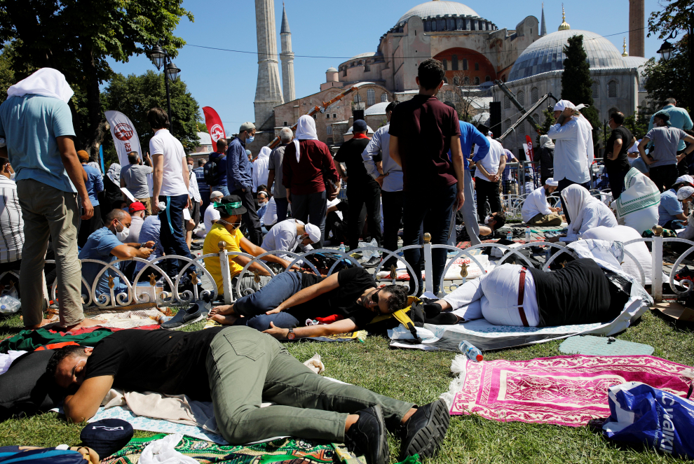 Muslims attend Friday prayers outside Hagia Sophia Grand Mosque, for the first time after it was once again declared a mosque after 86 years, in Istanbul, Turkey, July 24, 2020. REUTERS/Umit Bektas [[[REUTERS VOCENTO]]] TURKEY-HAGIASOPHIA/