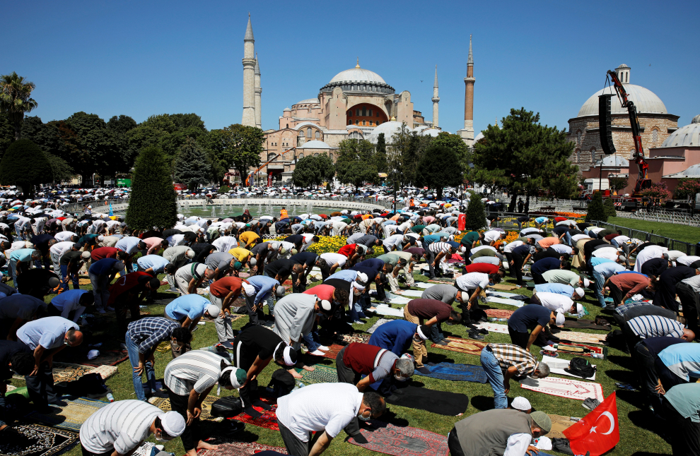 People wait for the beginning of Friday prayers outside Hagia Sophia Grand Mosque, for the first time after it was once again declared a mosque after 86 years, in Istanbul, Turkey, July 24, 2020. REUTERS/Umit Bektas [[[REUTERS VOCENTO]]] TURKEY-HAGIASOPHIA/