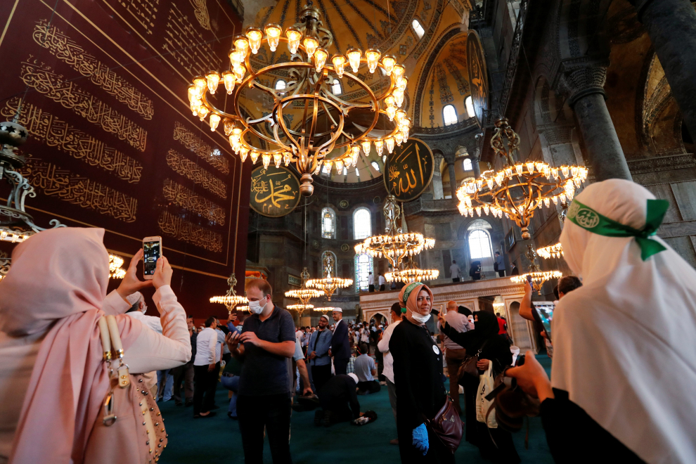 People wait after Friday prayers to visit Hagia Sophia Grand Mosque for the first time after it was once again declared a mosque after 86 years, in Istanbul, Turkey, July 24, 2020. REUTERS/Murad Sezer [[[REUTERS VOCENTO]]] TURKEY-HAGIASOPHIA/
