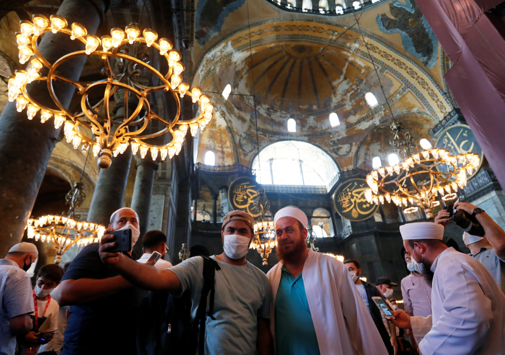 People visit Hagia Sophia Grand Mosque after Friday prayers, in Istanbul, Turkey, July 24, 2020. REUTERS/Murad Sezer [[[REUTERS VOCENTO]]] TURKEY-HAGIASOPHIA/