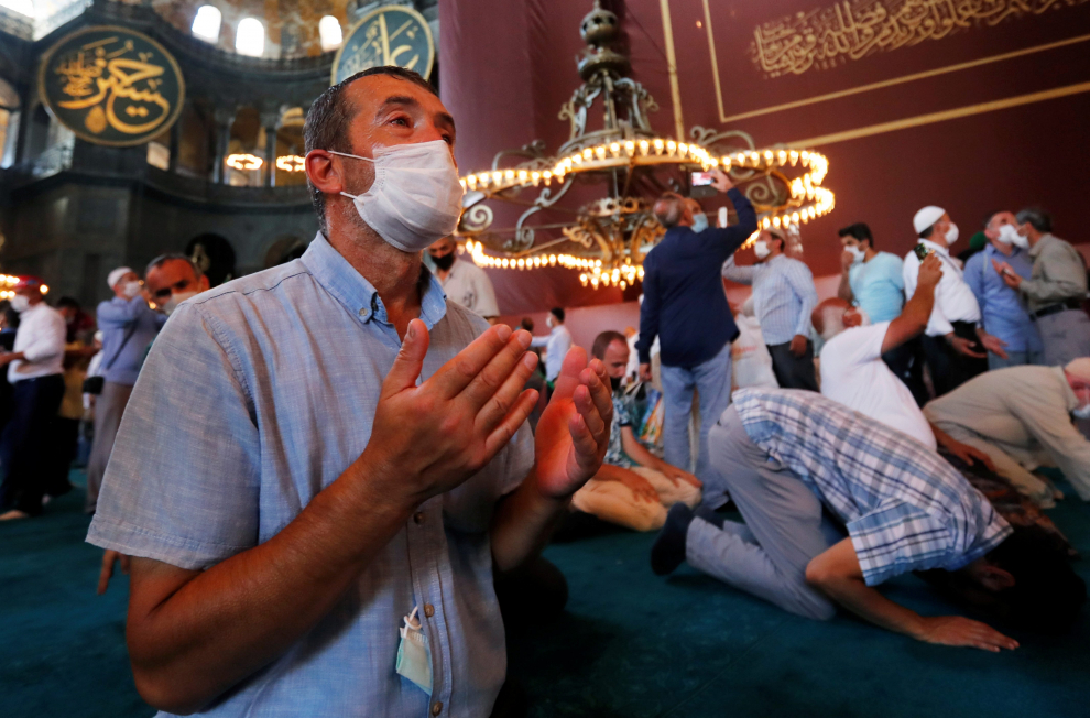 People take a selfie as they visit Hagia Sophia Grand Mosque after Friday prayers, in Istanbul, Turkey, July 24, 2020. REUTERS/Murad Sezer [[[REUTERS VOCENTO]]] TURKEY-HAGIASOPHIA/