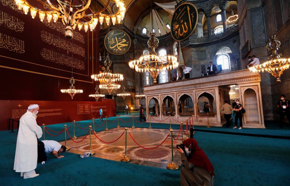 People pray as they visit Hagia Sophia Grand Mosque after Friday prayers, in Istanbul, Turkey, July 24, 2020. REUTERS/Murad Sezer [[[REUTERS VOCENTO]]] TURKEY-HAGIASOPHIA/
