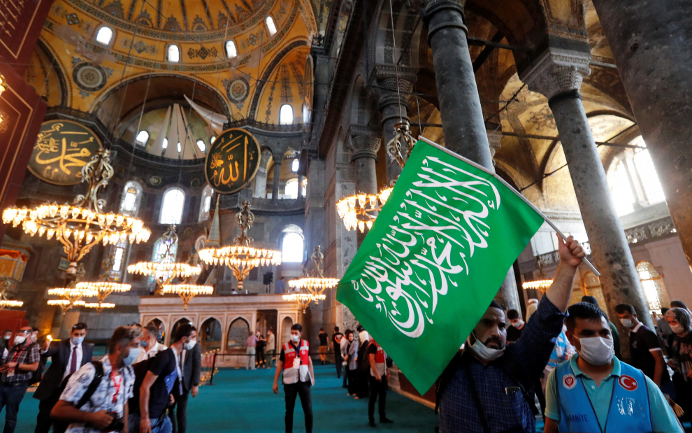 People pray as they visit Hagia Sophia Grand Mosque after Friday prayers, in Istanbul, Turkey, July 24, 2020. REUTERS/Murad Sezer [[[REUTERS VOCENTO]]] TURKEY-HAGIASOPHIA/