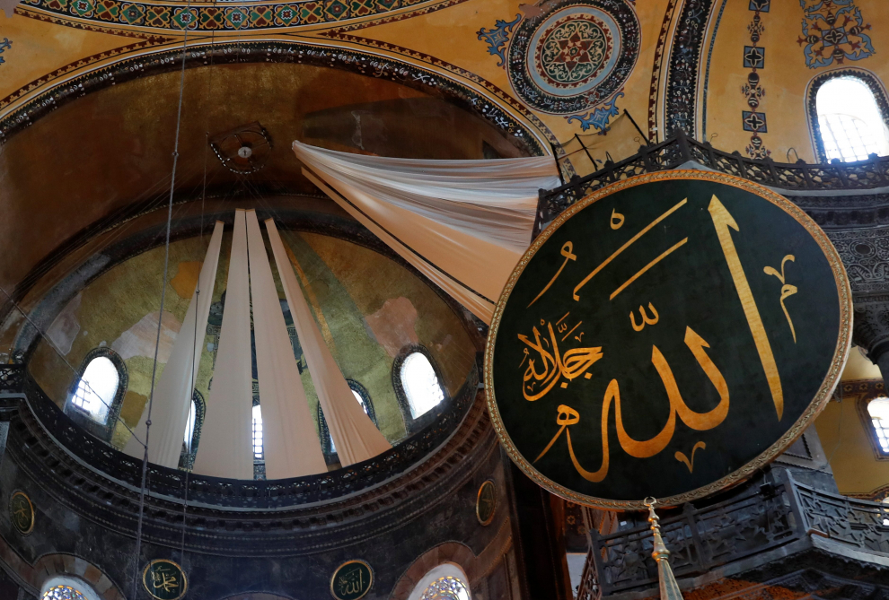 People pray as they visit Hagia Sophia Grand Mosque after Friday prayers, in Istanbul, Turkey, July 24, 2020. REUTERS/Murad Sezer [[[REUTERS VOCENTO]]] TURKEY-HAGIASOPHIA/