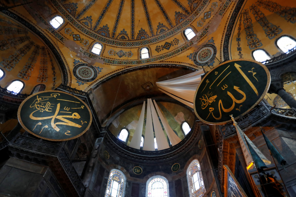 A curtain covering a Christian fresco is pictured at Hagia Sophia Grand Mosque after Friday prayers, in Istanbul, Turkey, July 24, 2020. REUTERS/Murad Sezer [[[REUTERS VOCENTO]]] TURKEY-HAGIASOPHIA/