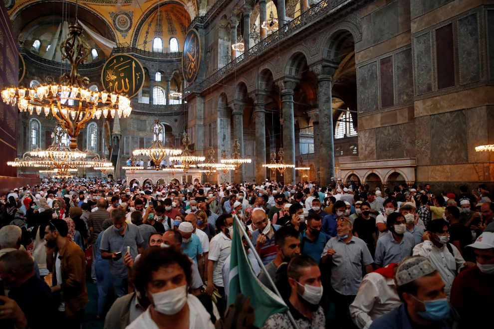 Muslim women visit Hagia Sophia Grand Mosque after Friday prayers, in Istanbul, Turkey, July 24, 2020. REUTERS/Murad Sezer [[[REUTERS VOCENTO]]] TURKEY-HAGIASOPHIA/