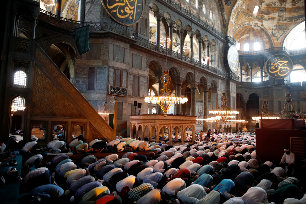 Worshippers attend afternoon prayers and visit Hagia Sophia Grand Mosque, for the first time after it was once again declared a mosque after 86 years, in Istanbul, Turkey, July 24, 2020. REUTERS/Umit Bektas [[[REUTERS VOCENTO]]] TURKEY-HAGIASOPHIA/