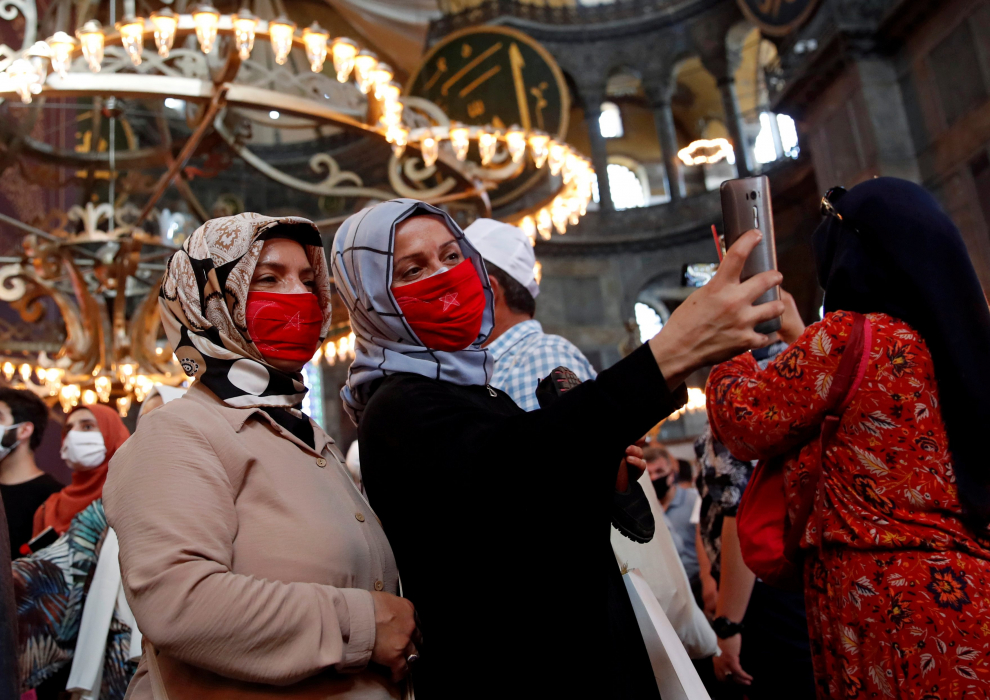 A woman takes pictures as she attends afternoon prayers and visits Hagia Sophia Grand Mosque, for the first time after it was once again declared a mosque after 86 years, in Istanbul, Turkey, July 24, 2020. REUTERS/Umit Bektas [[[REUTERS VOCENTO]]] TURKEY-HAGIASOPHIA/
