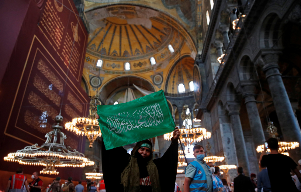 Women take a selfie as they attend afternoon prayers and visit Hagia Sophia Grand Mosque, for the first time after it was once again declared a mosque after 86 years, in Istanbul, Turkey, July 24, 2020. REUTERS/Umit Bektas [[[REUTERS VOCENTO]]] TURKEY-HAGIASOPHIA/