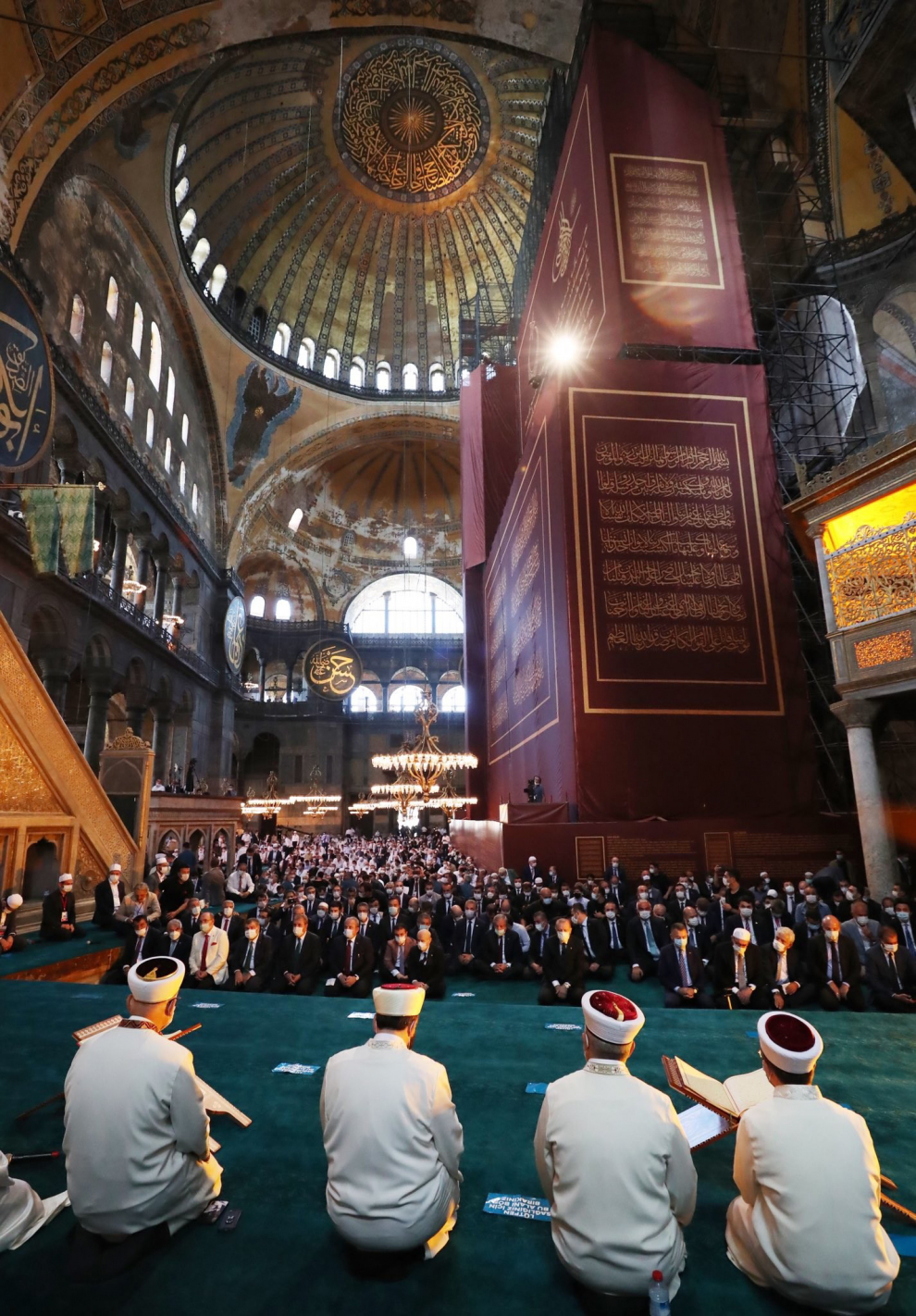 HANDOUT - 24 July 2020, Turkey, Istanbul: Turkish President Recep Tayyip Erdogan performs Friday prayer at the Hagia Sophia Grand Mosque, which reopened for worship after an 86-year as a museum. Photo: -/Turkish Presidency/dpa - ATTENTION: editorial use only and only if the credit mentioned above is referenced in full24/07/2020 ONLY FOR USE IN SPAIN [[[EP]]] HANDOUT - 24 July 2020, Turkey, Istanbul: Turkish President Recep Tayyip Erdogan performs Friday prayer at the Hagia Sophia Grand Mosque, which reopened for worship after an 86-year as a museum. Photo: -/Turkish Presidency/dpa - ATTENTION: editorial use o