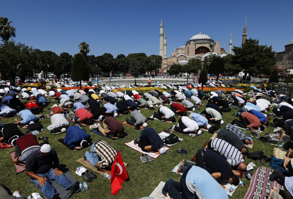 HANDOUT - 24 July 2020, Turkey, Istanbul: Turkish President Recep Tayyip Erdogan performs Friday prayer at the Hagia Sophia Grand Mosque, which reopened for worship after an 86-year as a museum. Photo: -/Turkish Presidency/dpa - ATTENTION: editorial use only and only if the credit mentioned above is referenced in full24/07/2020 ONLY FOR USE IN SPAIN [[[EP]]] HANDOUT - 24 July 2020, Turkey, Istanbul: Turkish President Recep Tayyip Erdogan performs Friday prayer at the Hagia Sophia Grand Mosque, which reopened for worship after an 86-year as a museum. Photo: -/Turkish Presidency/dpa - ATTENTION: editorial use o