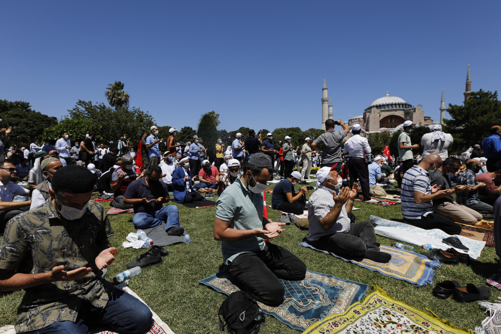24 July 2020, Turkey, Istanbul: People perform Friday Prayer outside of the Hagia Sophia Grand Mosque, which reopened for worship after an 86-year as a museum. Photo: Jason Dean/ZUMA Wire/dpa24/07/2020 ONLY FOR USE IN SPAIN [[[EP]]] 24 July 2020, Turkey, Istanbul: People perform Friday Prayer outside of the Hagia Sophia Grand Mosque, which reopened for worship after an 86-year as a museum. Photo: Jason Dean/ZUMA Wire/dpa